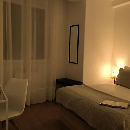 Arias Hotel *