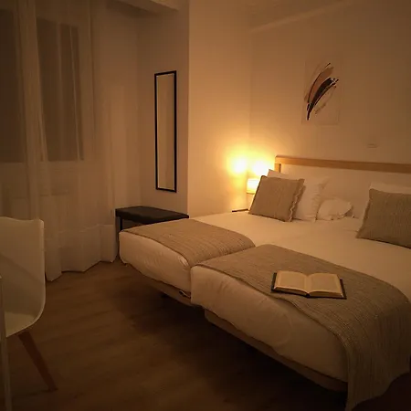 Arias Hotel *