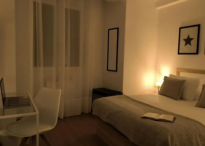 Arias Hotel *