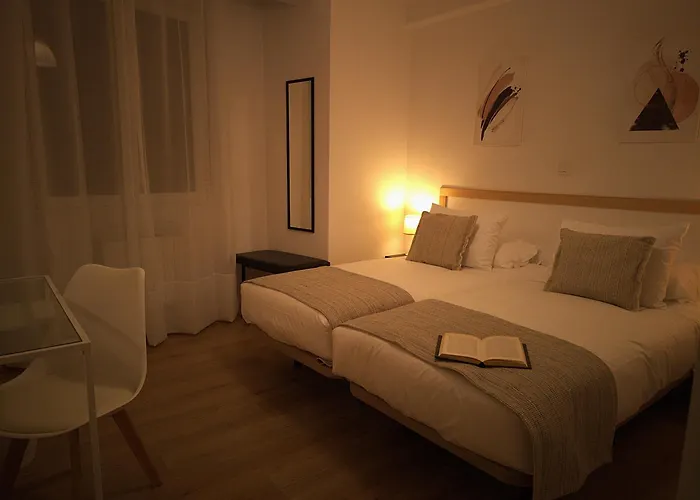 Arias Hotel *